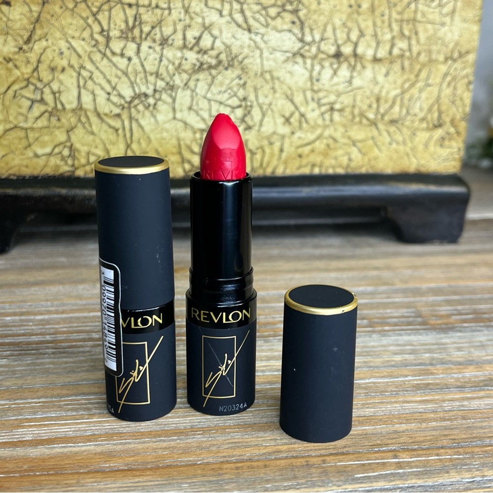 Revlon Super Lustrous The Luscious Mattes Lipstick in The Sofia Red 026 Sealed